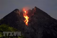 Volcán en Indonesia arroja cenizas de seis mil metros de altura