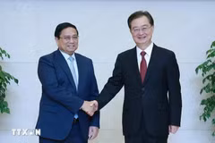 El primer ministro Pham Minh Chinh (izquierda) recibe a Wang Ning, miembro del Comité Central del Partido Comunista de China y secretario de su Comité partidista de la provincia de Yunnan. (Foto: VNA)
