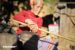 Es necesario preservar la profesión tradicional de tejido de lino de los pueblos H'Mong y Lai Chau y promover su valor de identidad único. (Foto: Vietnam+)