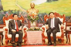 El secretario general del Comité Central del Partido Popular Revolucionario de Laos (PPRL) y presidente del país, Thongloun Sisoulith, (derecha) recibió hoy aquí para el miembro del Buró Político del Partido Comunista de Vietnam (PCV), director de la Academia Nacional de Política Ho Chi Minh y presidente del Consejo Teórico Central, Nguyen Xuan Thang. (Fuente: VNA)