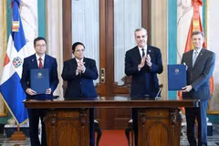 El primer ministro Pham Minh Chinh y el presidente de República Dominicana, Luis Abinader Corona, presenciaron la firma del Memorando de Entendimiento entre la Academia Diplomática de Vietnam y la Academia Diplomática de República Dominicana. (Foto: VNA)