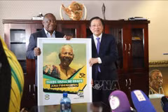 El titular del partido ANC y presidente sudafricano Cyril Ramaphosa (izquierda), entregó un recuerdo a Phan Dinh Trac en la sede del Partido. (Fuente: VNA)