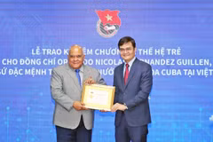 Entrega la medalla “Por la generación joven” al embajador cubano en Hanoi, Orlando Nicolás Hernández Guillén.