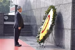 El primer ministro chino Li Qiang rinde homenaje al Presidente Ho Chi Minh en el mausoleo que lleva el nombre del prócer de la independencia de Vietnam en Hanoi. (Foto: VNA)