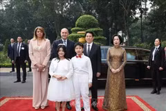 El presidente Luong Cuong (segundo desde la derecha, atrás) y su esposa reciben a su homólogo búlgaro Rumen Radev y a su esposa en Hanoi. (Foto: VNA)