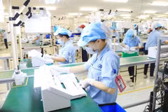 La producción de piezas eléctricas en la empresa Rhythm Precision en Hanoi (Foto: Hanoimoi)