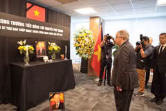 Dirigentes de ONU y diplomáticos extranjeros rinden homenaje al Secretario General vietnamita
