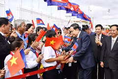 Ceremonia de bienvenida del presidente de la Asamblea Nacional de Vietnam, Tran Thanh Man, en el Aeropuerto Internacional de Phnom Penh. (Fuente: VNA)