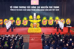 Ceremonia de homenaje póstumo al Secretario General Nguyen Phu Trong en la Casa Funeraria Nacional, en Hanoi. (Fuente: VNA)
