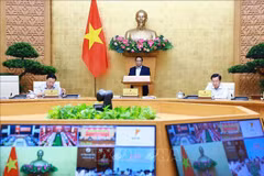 El primer ministro Pham Minh Chinh preside la reunión ordinaria del Gobierno correspondiente a junio de 2024. (Fuente: VNA)