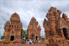 Los turistas visitan la torre Po Klong Garai, monumento arquitectónico y artístico nacional especial, distrito de Do Vinh, ciudad de Phan Rang - Thap Cham. (Fuente: baotintuc.vn)