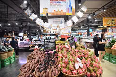 Los puestos exhiben productos agrícolas vietnamitas en la Semana de Productos Vietamitas en la provincia tailandesa de Udon Thani. (Fuente: VNA)