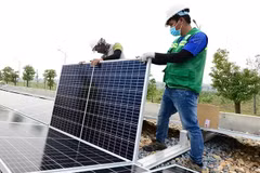 Instalación de paneles solares en el tejado de la planta de agua Song Duong con inversión del grupo AquaOne. (Fuente: nhandan.vn)