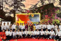 Toman fotos de recuerdo delegados e invitados en el acto por el 79º aniversario del Día Nacional de Vietnam en Tanzania (Fuente: VNA)