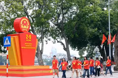 Ciudadanos en la zona peatonal del lago Hoan Kiem, en Hanoi. (Fuente: VNA)