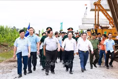El primer ministro Pham Minh Chinh inspecciona las obras de construcción en la comuna de Binh Thanh, distrito de Phung Hiep, en provincia de Hau Giang. (Fuente: VNA)