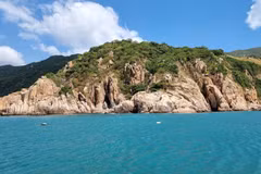 Paisaje lírico en la bahía de Vinh Hy con extensos bosques montañosos y mar azul (Fuente: VNA)