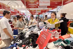 Compradores en Aeon Mall, distrito de Long Bien. (Fuente: hanoimoi.vn)