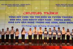 El comité organizador entrega obsequios a los estudiantes con excelentes logros académicos vietnamitas y chinas en Hai Phong. (Fuente: VNA)