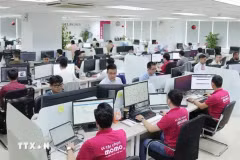 Los empleados de la empresa de billetera electrónica MoMo trabajan en la oficina. (Fuente: VNA)