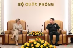 El viceministro de Defensa de Vietnam, Hoang Xuan Chien, se reúne con la secretaria de Estado francesa para los Veteranos y la Memoria, Patricia Miralle (Fuente: qdnd.vn)