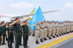 Líderes del Departamento de Operaciones de Mantenimiento de la Paz de Vietnam, representantes de las agencias del Ministerio de Defensa en la ceremonia de bienvenida de la segunda rotación de la unidad de ingeniería militar de regreso al país (Fuente: VNA)