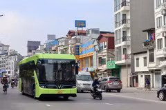 Hanoi ha implementado más rutas de autobuses eléctricos para reducir las emisiones de gases de efecto invernadero. (Fuente: Vietnam+)