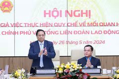 El primer ministro Pham Minh Chinh en la reunión para evaluar los resultados de la implementación del Reglamento sobre las relaciones laborales entre el Gobierno y la Confederación General del Trabajo de Vietnam (Fuente: VNA)