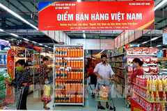 El punto de venta de productos vietnamitas en el supermercado Lan Chi Ly Nhan (Ly Nhan, provincia de Ha Nam) atrae a un gran número de compradores. (Fuente: VNA)