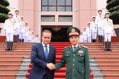 El ministro de Defensa de Vietnam, Phan Van Giang, recibe al ministro francés de Fuerzas Armadas, Sébastien Lecornu. (Fuente: VNA)