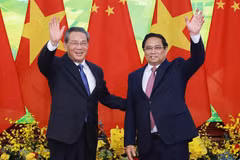 El primer ministro vietnamita, Pham Minh Chinh, y su par chino, Li Qiang, se toman una fotografía juntos antes de las conversaciones. (Fuente: VNA)