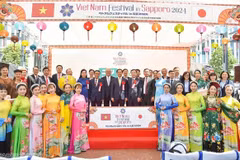 Los delegados que asisten al tercer Festival de Vietnam en la ciudad de Sapporo, Hokkaido, Japón, toman fotografías de recuerdo. (Fuente: baoquocte.vn)