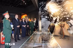 El presidente de Bulgaria, Rumen Radev, y la vicepresidenta de Vietnam, Vo Thi Anh Xuan, visitan el Museo de Historia Militar (Fuente: VNA)