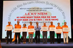 El Comité del Frente de la Patria de Ciudad Ho Chi Minh entrega becas a representantes de niños víctimas del Agente Naranja/Dioxina (Fuente: VNA)