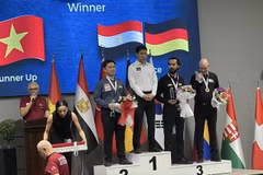 Bao Phuong Vinh (de pie a la izquierda en el podio) terminó segundo en el evento de tres bandas de la Copa Mundial de Ankara en Turquía (Foto: nld.com.vn)