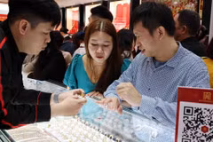 La gente compra oro en Vietnam (Fuente: VNA)