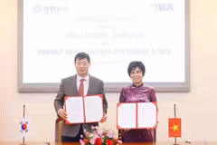 La directora general de la Agencia Vietnamita de Noticias (VNA), Vu Viet Trang, y el presidente y director general de la Agencia de noticias Yonhap de Corea del Sur, Hwang Dae-il. (Fuente: VNA) 