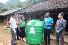 Representantes de UNICEF entregan tanques de agua para residentes de Cao Bang (Fuente: VNA)