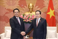 El presidente de la Asamblea Nacional de Vietnam, Tran Thanh Man (derecha), y el vicepresidente del Consejo Regional Representativo (Cámara Alta) de Indonesia, H.Mahyudin. (Fuente: VNA)