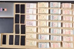 Dinero en efectivo y parafernalia de juegos de azar incautados (Foto: canalnewsasia.com)
