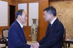El miembro del Buró Político, secretario del Comité Central del Partido Comunista de Vietnam (PCV) y jefe de su Comisión de Organización, Le Minh Hung (derecha), y el ex primer ministro de Japón Suga Yoshihide (Fuente: VNA)