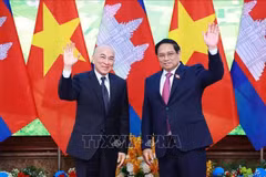 El primer ministro de Vietnam, Pham Minh Chinh (derecha) y el Rey camboyano Norodom Sihamoni (Fuente: VNA)