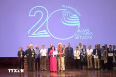 La entrega de certificados de reconocimiento a individuos y organizaciones que contribuyen significativamente al desarrollo de la Red Mundial de Geoparques de la UNESCO. (Fuente: VNA)