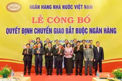 El viceprimer ministro Ho Duc Phoc, los líderes del Banco Estatal de Vietnam y los líderes de los cuatro bancos (Fuente: Vietnam+)