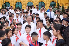 El presidente To Lam y los niños y delegados en el encuentro (Fuente: VNA)