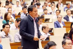 El diputado Luu Van Duc de la provincia de Dak Lak hace preguntas en el octavo período de sesiones de la Asamblea Nacional de la XV legislatura. (Fuente: VNA)