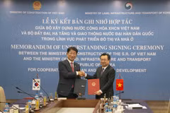 El ministro de Construcción de Vietnam, Nguyen Thanh Nghi, y el ministro de Tierra, Infraestructura y Transporte de Corea del Sur, Park Sangwoo, firman el memorando de entendimiento (Fuente: diendandoanhnghiep.vn)