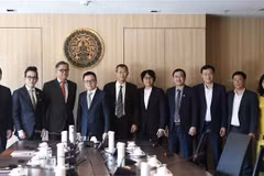 La delegación de trabajo de la Asociación de Periodistas de Vietnam y el viceministro de Relaciones Exteriores de Tailandia, Russ Jalichandra. (Fuente: VNA)