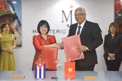 La viceministra de Justicia de Vietnam, Dang Hoang Oanh y el ministro de Justicia de Cuba, Oscar Manuel Silvera Martínez, intercambian el memorando de entendimiento sobre cooperación entre la Academia Judicial del Ministerio de Justicia de Vietnam y la Escuela Ramal del Ministerio de Justicia de Cuba (Fuente: VNA)