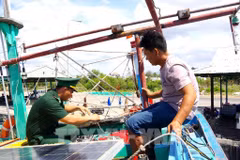 Un oficial de la Guardia Fronteriza de Binh Thuan revisa el equipo de seguimiento de un barco pesquero (Fuente: VNA)